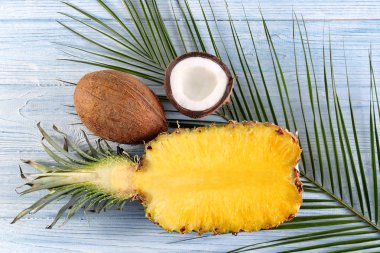 Ananas ve hindistancevizi masada