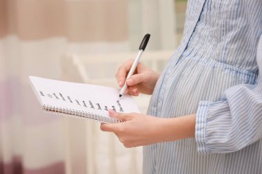 Hamile kadın bebek isimleri yazılı 