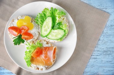 pirinç gofret sebze ve pastırma ile 