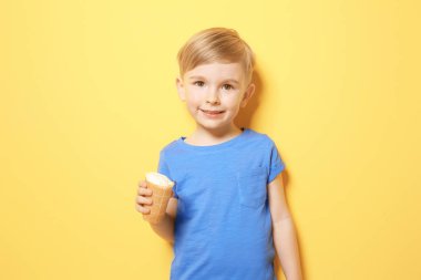 Küçük çocuk dondurma yiyor.