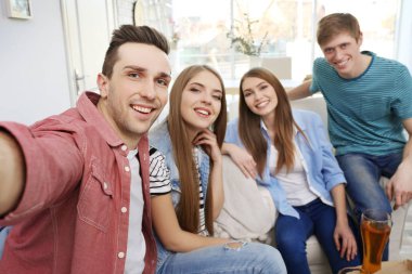 Arkadaşlar evde lezzetli pizza yerken selfie alarak