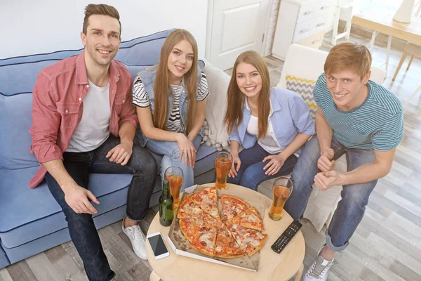 Vrienden Met Smakelijke Pizza Bier Thuis Partij — Stockfoto