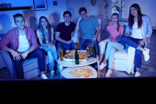 Vänner med pizza och öl som du tittar på Tv i kväll hemma — Stockfoto