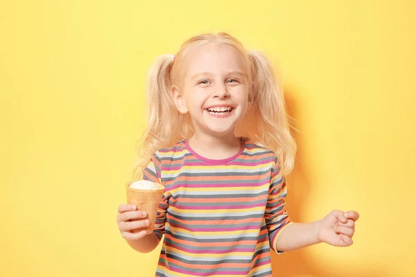 Девушка ест мороженое — стоковое фото