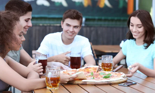 Amigos felizes na pizzaria — Fotografia de Stock