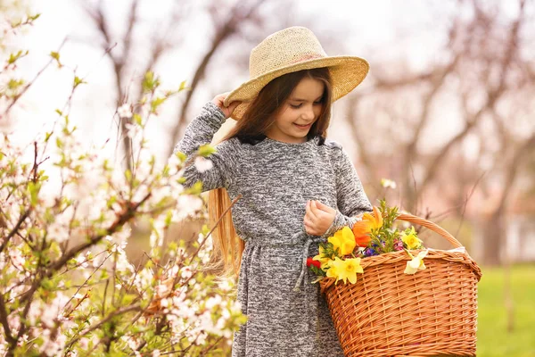 Hübsches kleines Mädchen mit Hut — Stockfoto