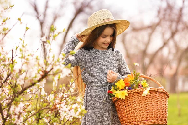 Jolie petite fille avec chapeau — Photo