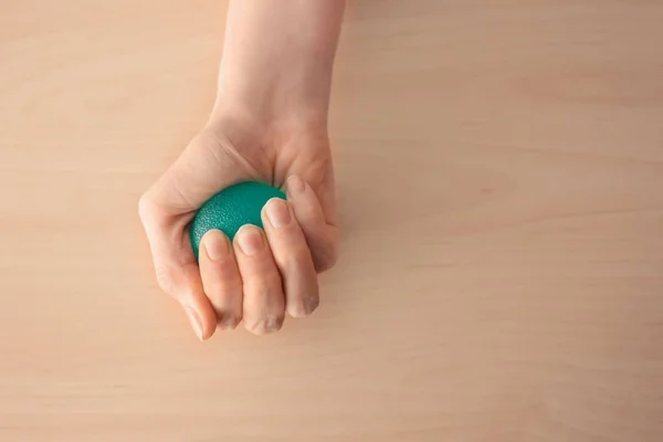 Mulher segurando uma bola de borracha — Fotografia de Stock