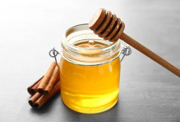 Kanel och honung i burk — Stockfoto