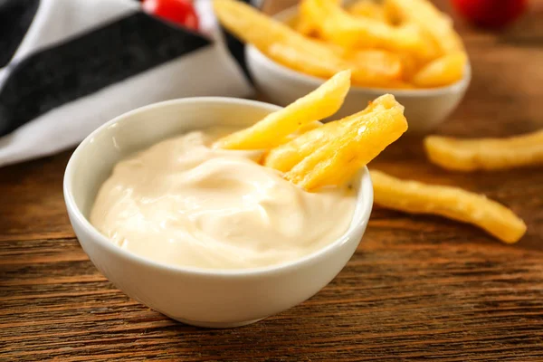 Salsa de mayonesa y papas fritas — Foto de Stock