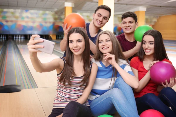 Amici che si fanno selfie nel bowling club — Foto Stock