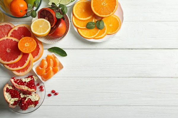 Plattor med olika citrusfrukter — Stockfoto