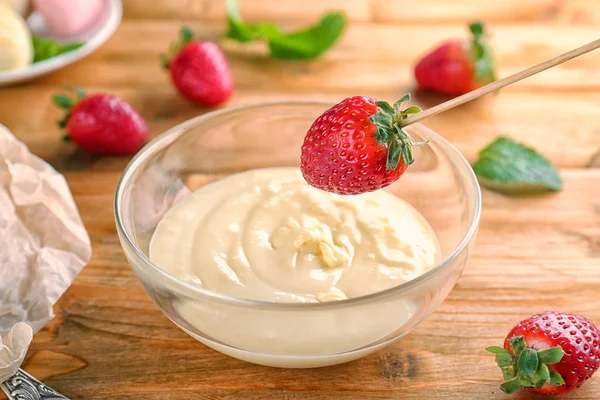 Fragola immersa nel cioccolato bianco — Foto Stock