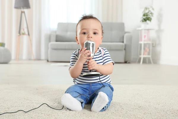 Lindo bebé con micrófono —  Fotos de Stock