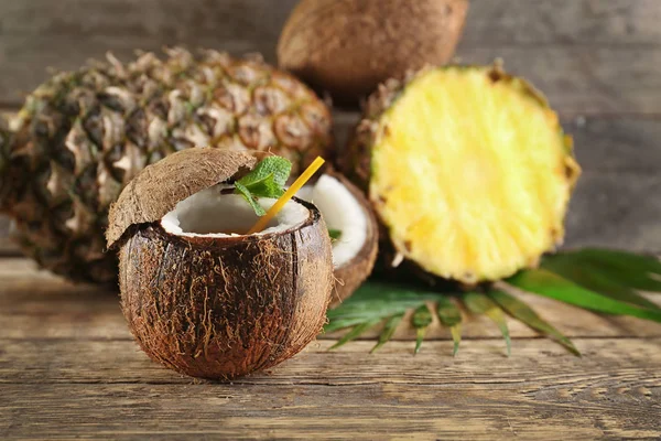 Cocktail aus Kokos und Ananas — Stockfoto