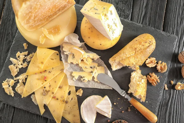 Variedade de queijo na mesa — Fotografia de Stock
