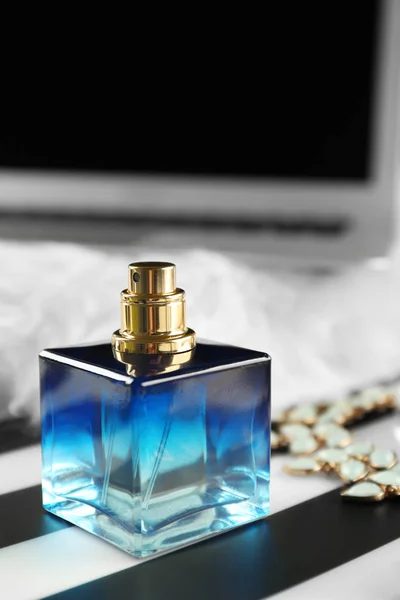 Perfumy na paski tabeli — Zdjęcie stockowe
