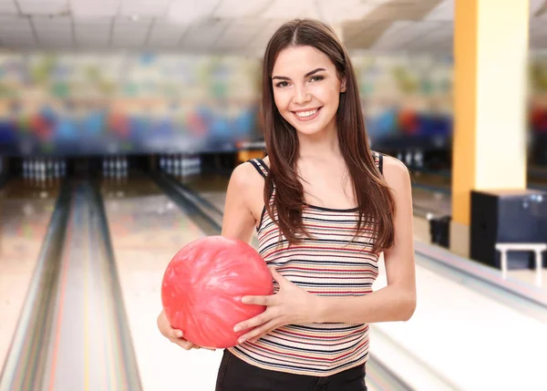 Mladá žena v bowling Clubu — Stock fotografie