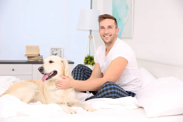 Man speelt met hond — Stockfoto