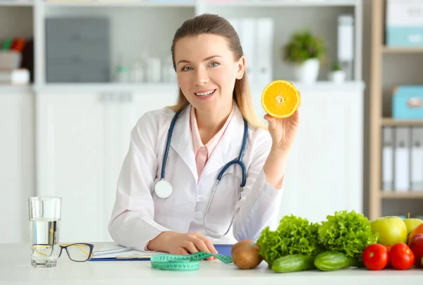 Jovem nutricionista feminina — Fotografia de Stock