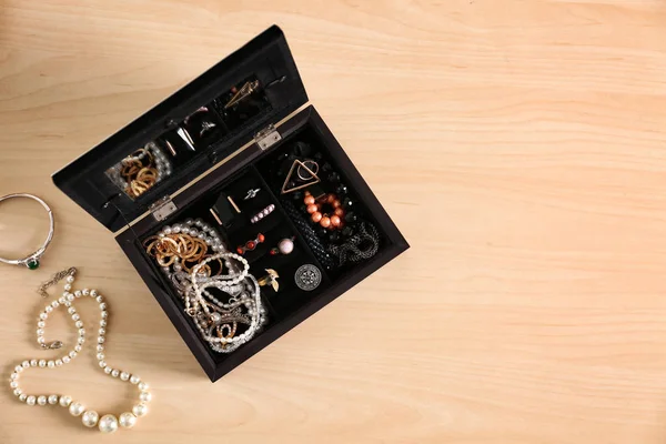 Acessórios de jóias na caixa — Fotografia de Stock