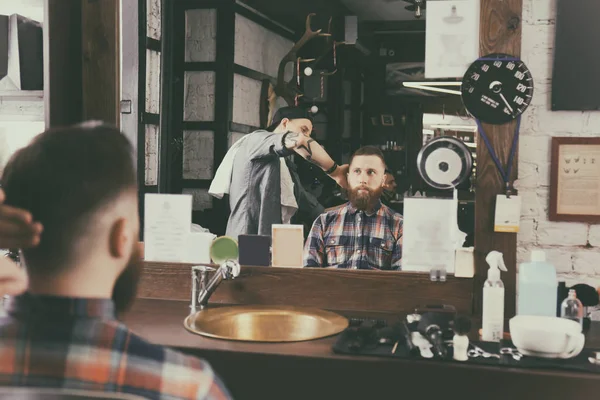 Kapsalon werken met klant bij barbershop — Stockfoto