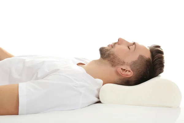 Man sover på säng med ortopedisk kudde — Stockfoto