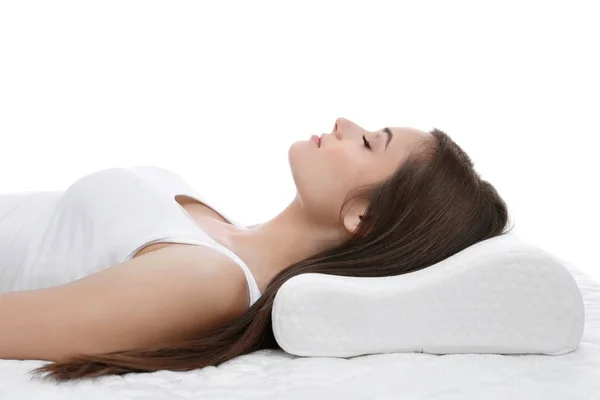 Женщина спит на ортопедической подушке — стоковое фото