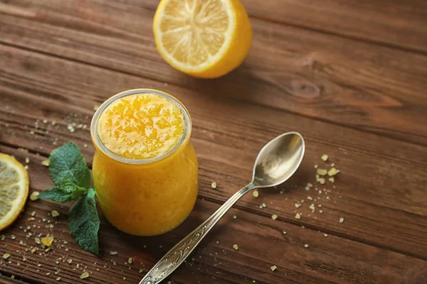 Pot en verre avec gommage au citron — Photo