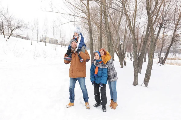 Šťastná rodina v zimním parku — Stock fotografie