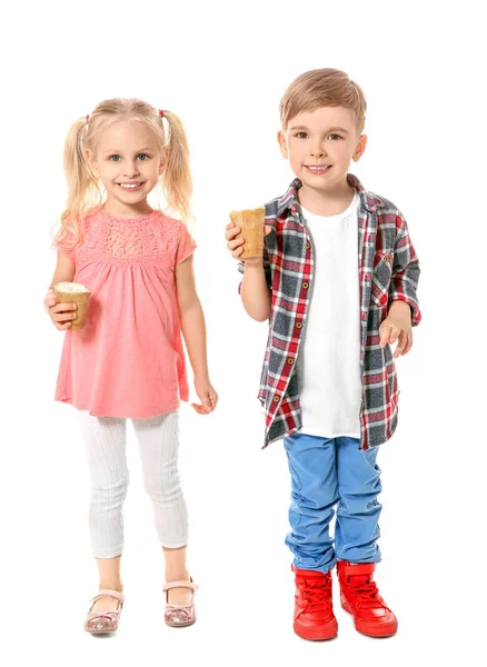 Děti jedí zmrzlinu — Stock fotografie