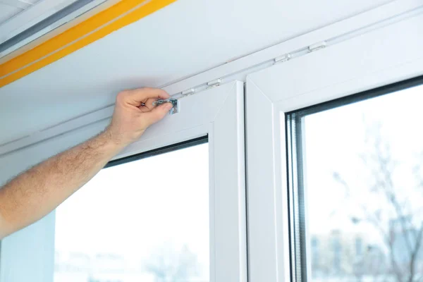 Man installing window blinds — Stock Photo, Image