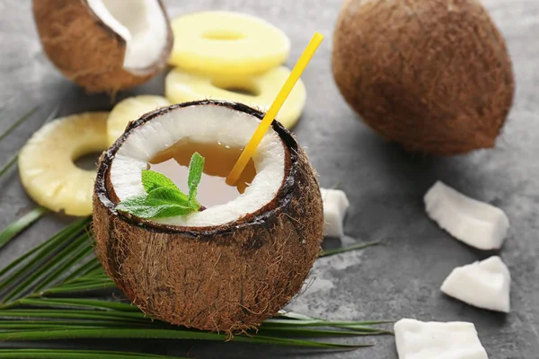 Cocktail in kokos en ananas — Stockfoto