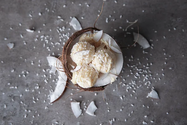 Snoepjes in vlokken kokosnoot — Stockfoto