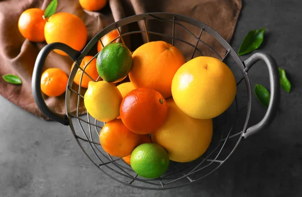 新鮮な柑橘系の果物のバスケット — ストック写真