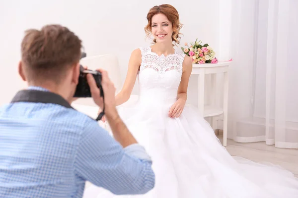 Fotograf pořizování fotografie nevěsty — Stock fotografie