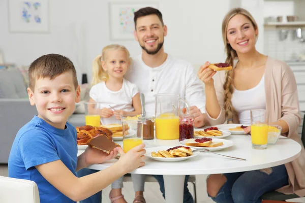 Glückliche Familie frühstückt in der Küche — Stockfoto