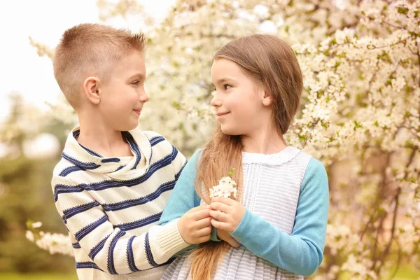 Girl and boy in spring park — Stock Photo, Image