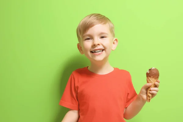 小男孩在吃冰淇淋 — 图库照片
