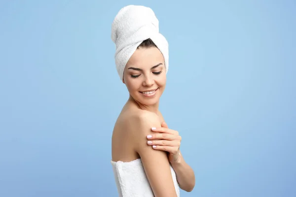 Jeune femme après la douche — Photo