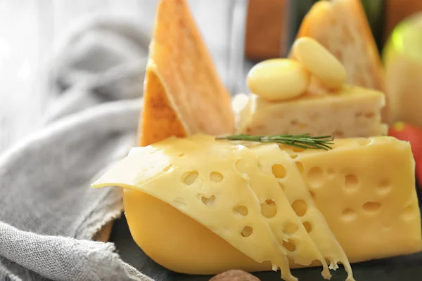 Diferentes tipos de queso — Foto de Stock