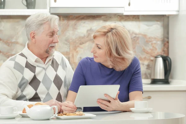 Schattig bejaarde echtpaar — Stockfoto