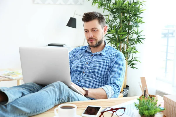 Yakışıklı genç adam. 