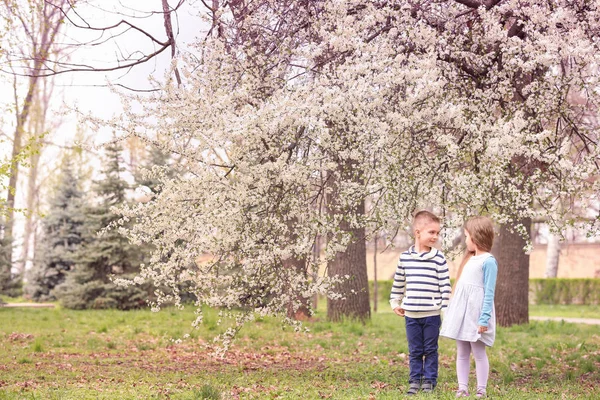 Fille et garçon au printemps parc — Photo