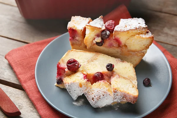 Assiette avec tranches de pudding au pain — Photo