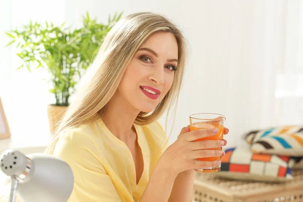 Mujer con vaso de jugo fresco —  Fotos de Stock