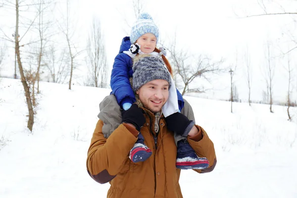 Šťastný otec s dcerou v destinaci winter park — Stock fotografie