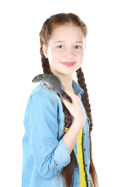 Мила дівчина зі смішним щуром на білому тлі — стокове фото