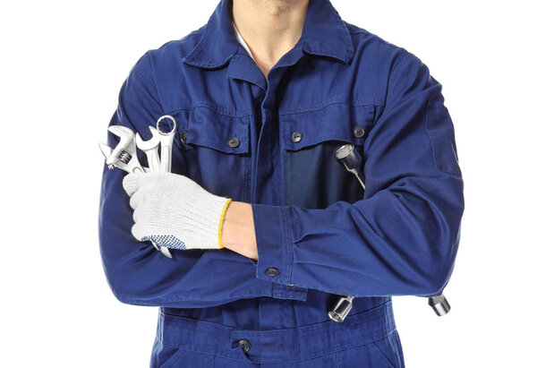 Автомеханик с инструментами
  