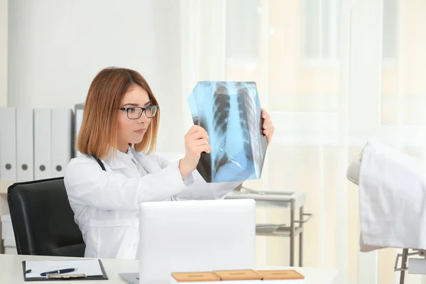 Mooie jonge orthopedist werkzaam in kantoor — Stockfoto